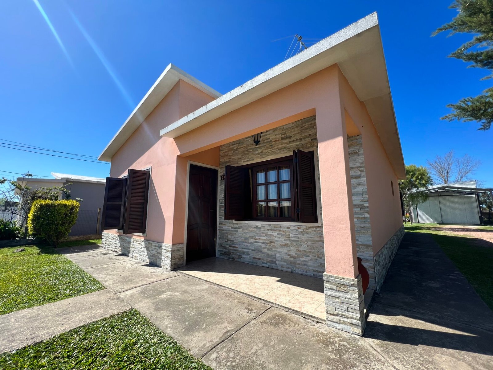 Preciosa casa en amplio terreno y mejor punto — imagen 1