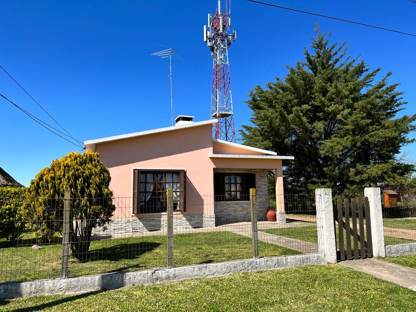 Preciosa casa en amplio terreno y mejor punto — imagen 3