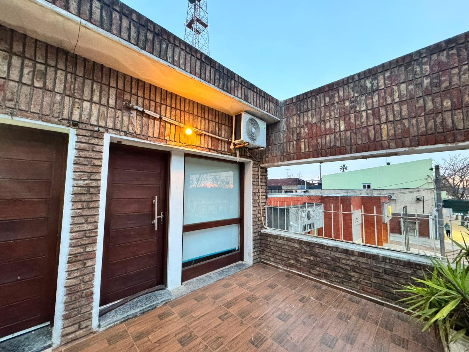 Apartamento céntrico un dormitorio con terraza y fondo- Libertad — imagen 1
