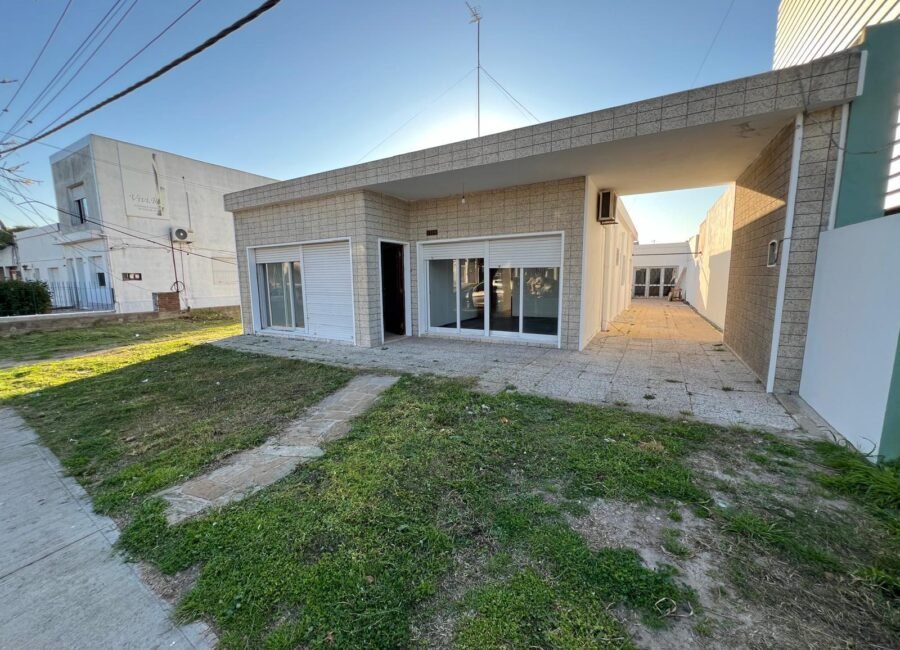 Casa tres dormitorios, barbacoa y cochera en zona céntrica-Libertad